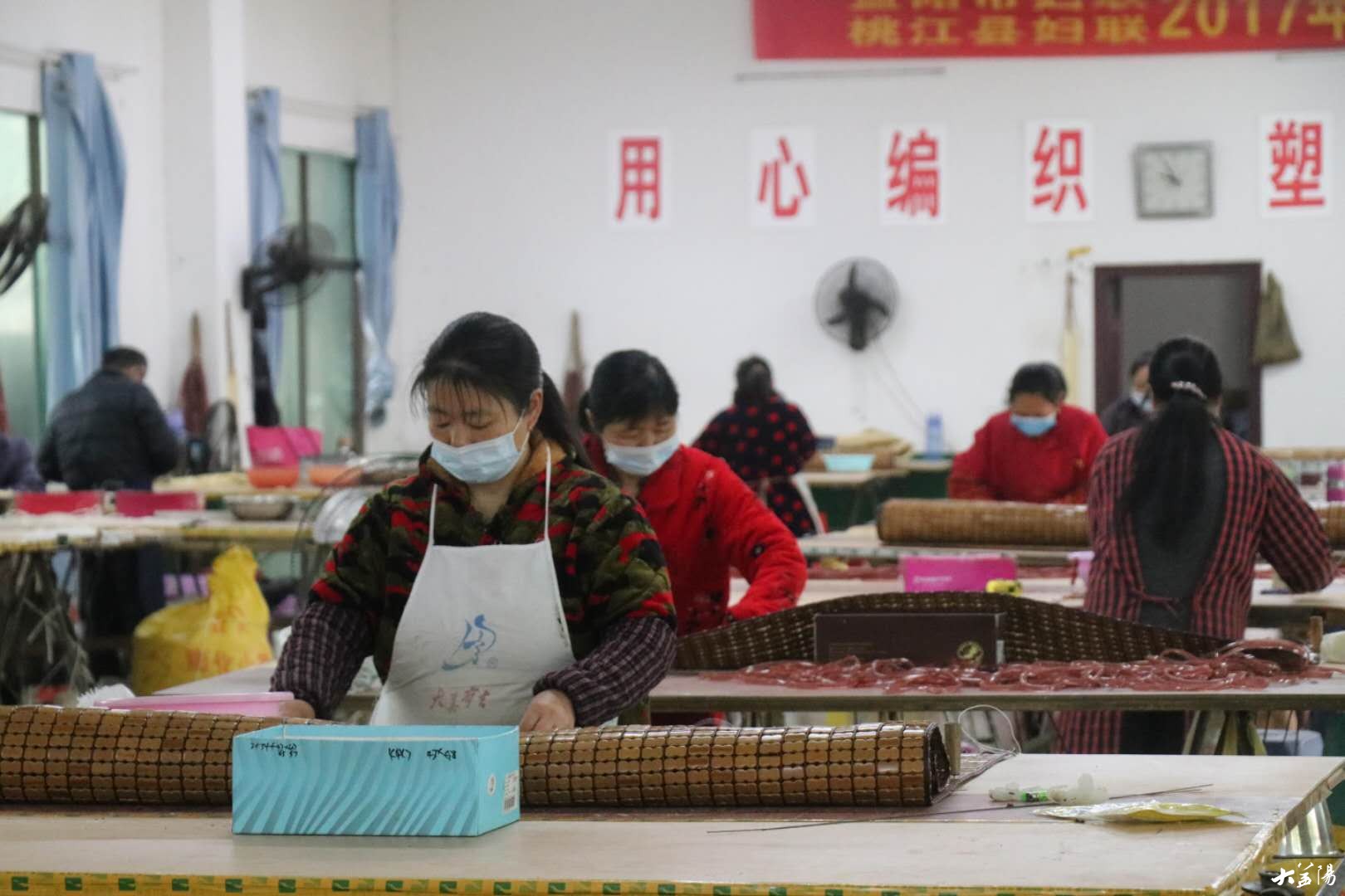 桃花江镇多家竹企业复工忙(图1)